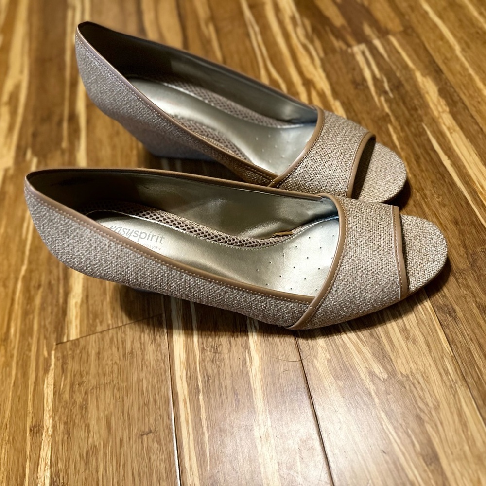 Easy Spirit Tan Wedge Shoes with Elegant Design